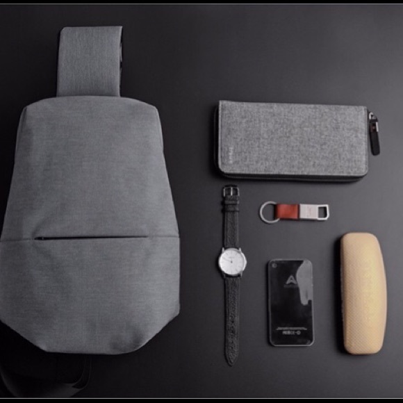 NWOT Gray lightweight unisex sling crossbody bag - Picture 2 of 6